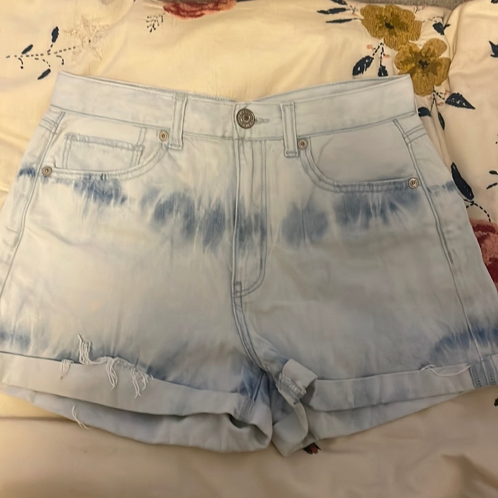 Light wash tie dye American Eagle Jean short.
